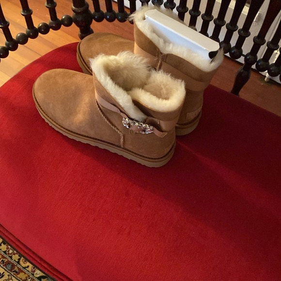 UGG Mini Brooch Boots. Sz 9 - Picture 2 of 4